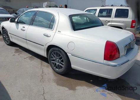 2003 Lincoln Town Car Cartier z USA, uszkodzony, nr VIN 1LNHM83WX3Y635492